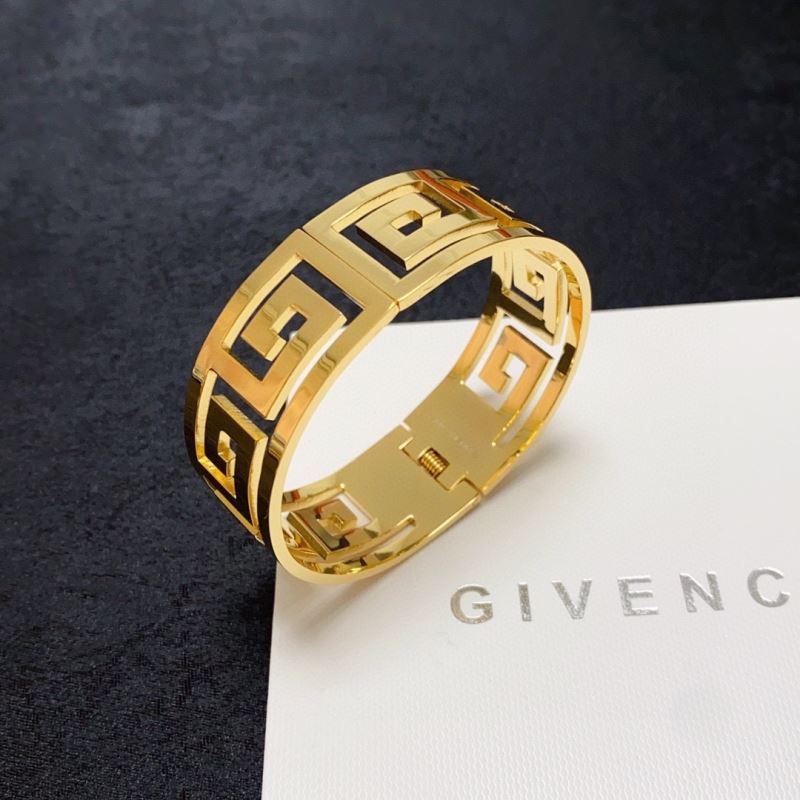 GIVENCHY